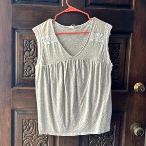 Gap size Medium Lace appliqué Tshirt